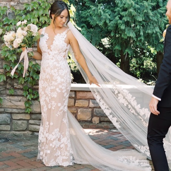 Berta Privee Gown - Picture 4 of 4